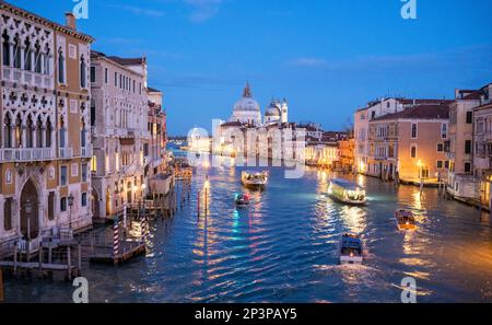 Canale Grande und Basilika di Santa Maria della Salute nach Sonnenuntergang, Blick von der Accademia-Brücke, Venedig, Italien Stockfoto