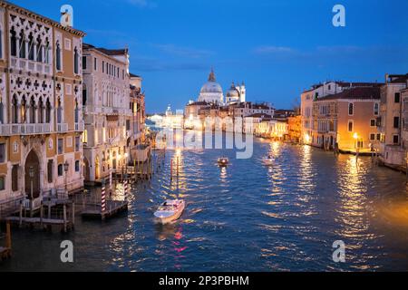 Canale Grande und Basilika di Santa Maria della Salute nach Sonnenuntergang, Blick von der Accademia-Brücke, Venedig, Italien Stockfoto