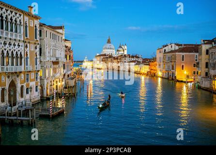 Canale Grande und Basilika di Santa Maria della Salute nach Sonnenuntergang, Blick von der Accademia-Brücke, Venedig, Italien Stockfoto