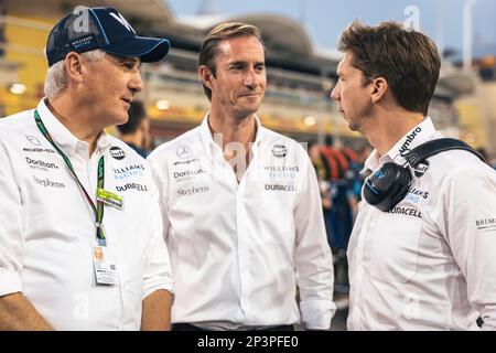 Sakhir, Bahrain. 05. März 2023. (L bis R): Matthew Savage, Dorilton Capital Chairman – Williams Racing Director, mit James Matthews (GBR) Eden Rock Group CEO – Williams Racing Board Member und James Vowles (GBR) Williams Racing Team Principal auf dem Raster. 05.03.2023. Formel-1-Weltmeisterschaft, Rd 1, Bahrain Grand Prix, Sakhir, Bahrain, Wettkampftag. Das Foto sollte wie folgt lauten: XPB/Press Association Images. Kredit: XPB Images Ltd/Alamy Live News Stockfoto