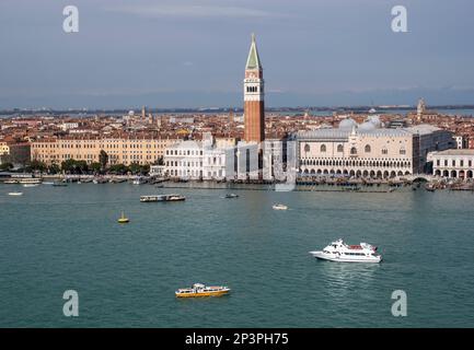 Blick von San Giorgio Maggiore auf San Marco Campanile und Palazzo Ducale, Venedig Italien Stockfoto