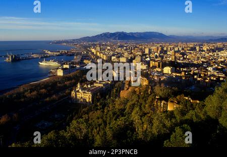 Málaga. Andalusien. Spanien: Málaga, von der Burg Gibralfaro aus gesehen Stockfoto