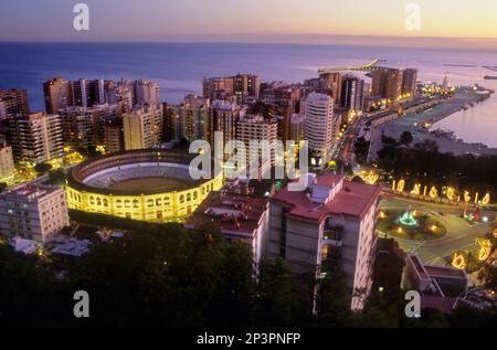 Málaga. Andalusien. Spanien: Blick von oben auf eine Stierkampfarena und das Viertel Malagueta Stockfoto