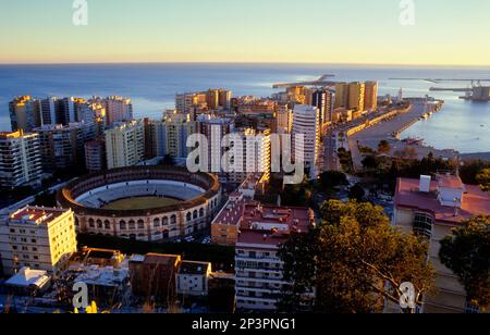 Málaga. Andalusien. Spanien: Blick von oben auf eine Stierkampfarena und das Viertel Malagueta Stockfoto