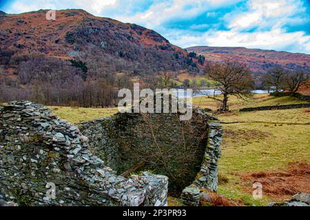 Verlassene Scheune im Rydal Valley mit Blick auf Rydal Water und den Fluss Rothay, Rydal, Cumbria, Großbritannien Stockfoto