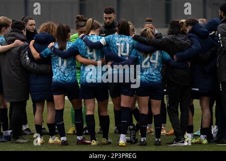 UK. 05. März 2023. London, England, 05. März 2023 Team der London City Lionesses nach dem Spiel der Womens Championship zwischen London City Lionesses und Sheffield United im Princes Park in London, England (PEDRO PORRU, Pedro Porru/ SPP) Kredit: SPP Sport Press Photo. Alamy Live News Stockfoto