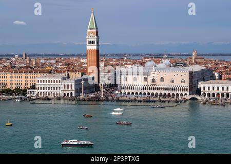 Blick von San Giorgio Maggiore auf San Marco Campanile und Palazzo Ducale, Venedig Italien Stockfoto