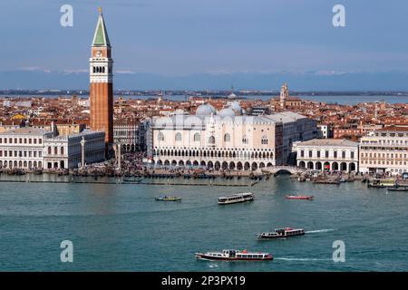 Blick von San Giorgio Maggiore auf San Marco Campanile und Palazzo Ducale, Venedig Italien Stockfoto