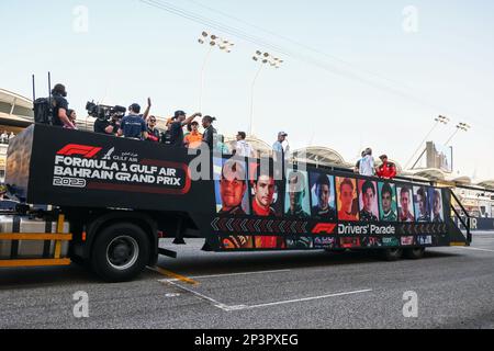 Sakhir, Bahrain. 5. März 2023. F1 Fahrer nehmen an der Fahrerparade vor dem Bahrain Grand Prix der Formel-1-Weltmeisterschaft 2023 am Bahrain International Circuit am 5. März 2023 in Sakhir, Bahrain, Teil. (Kreditbild: © Beata Zawrzel/ZUMA Press Wire) NUR REDAKTIONELLE VERWENDUNG! Nicht für den kommerziellen GEBRAUCH! Stockfoto