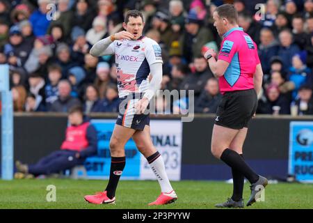 Eccles, Großbritannien. 05. März 2023. Schiedsrichter Tom Foley spricht mit Alex Goode Nr. 15 des Kapitäns von Saracens, bevor er Robin Hislop Nr. 17 von Saracens während des Gallagher-Premiership-Spiels Sale Sharks vs Saracens im AJ Bell Stadium, Eccles, Großbritannien, am 5. März 2023 2023 (Foto von Steve Flynn/News Images) in Eccles, Großbritannien, am 3. März 5. (Foto: Steve Flynn/News Images/Sipa USA) Guthaben: SIPA USA/Alamy Live News Stockfoto