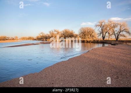 Winteruntergang über dem South Platte River und der Kieselbar im Osten von Colorado Stockfoto