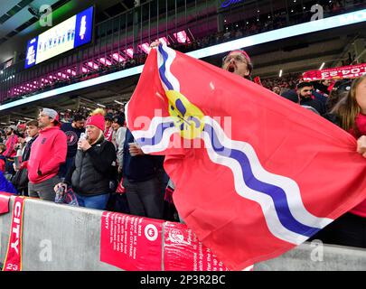 St. Louis, USA. 04. März 2023. Ein STLCity-Fan schreit, wenn er über eine Stadt in St. Louis-Flagge. STLCity SC spielte im CITYPARK-Stadion in St. Louis, MO, USA, am Samstag, den 4. März 2023. (Foto: Tim Vizer/Sipa USA) Kredit: SIPA USA/Alamy Live News Stockfoto