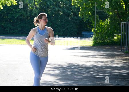 Blick auf europäische Frauen während eines Sporttrainings im Freien auf einem öffentlichen Raum im Sommer Stockfoto