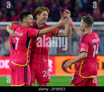 St. Louis, USA. 04. März 2023. STL City Players (von links) St. Louis City Forward Tomáš Ostrák (7), St. Louis City Verteidiger Tim Parker (26) und St. Louis City Verteidiger John Nelson (14) feiert, nachdem ein Charlotte-Spieler ein eigenes Tor geschossen hat. STLCity SC spielte im CITYPARK-Stadion in St. Louis, MO, USA, am Samstag, den 4. März 2023. (Foto: Tim Vizer/Sipa USA) Kredit: SIPA USA/Alamy Live News Stockfoto