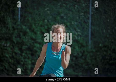 Blick auf europäische Frauen während eines Sporttrainings im Freien auf einem öffentlichen Raum im Sommer Stockfoto