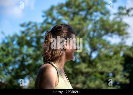 Blick auf europäische Frauen während eines Sporttrainings im Freien auf einem öffentlichen Raum im Sommer Stockfoto