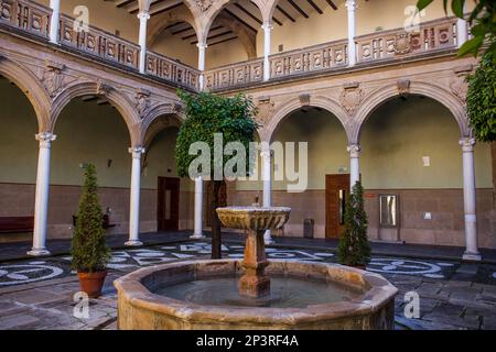 Innenhof des Palacio de Jabalquinto (16. Jahrhundert), Baeza. Provinz Jaén, Andalusien, Spanien Stockfoto