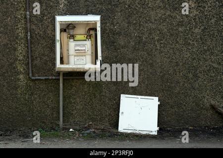 Zerbrochene Gasversorgungsbox und Messgerät für Haushalte an einer Wand, Schottland, Großbritannien, Europa Stockfoto