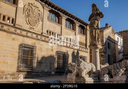 Antiguas Carnicerias und Fuente de Los Leones in Plaza del Populo o de Los Leones, Baeza. Provinz Jaén, Andalusien, Spanien Stockfoto