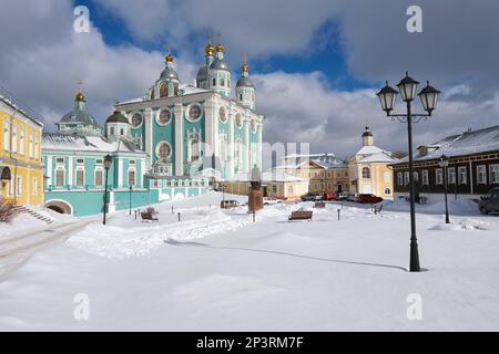 Alte alte Kathedrale der Himmelfahrt der Heiligen Jungfrau Maria, Smolensk, Russland. Stockfoto