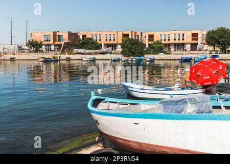 Nesebar, Bulgarien - 21. Juli 2014: Fischerboote liegen im alten Hafen von Nesebar vor Stockfoto