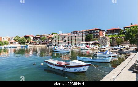 Nessebar, Bulgarien - 21. Juli 2014: Kleine Fischerboote liegen im alten Hafen von Nesebar vor Stockfoto