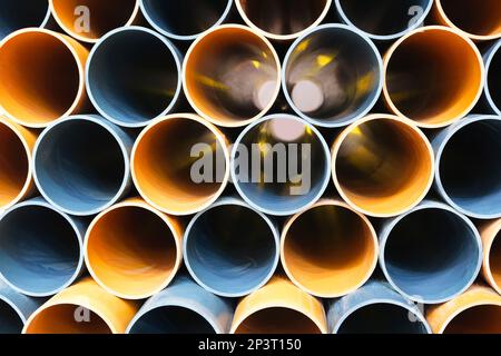 PVC-Rohre, Hintergrund der bunten großen Kunststoffrohre, die auf der Baustelle verwendet werden. Stockfoto