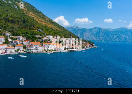 Perast. Eine antike Stadt in Montenegro am Ufer der Bucht von Kotor der Adria. Drohne. Luftaufnahme Stockfoto