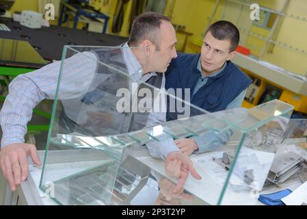 portait von zwei Arbeitern, die Fenster inspizieren Stockfoto