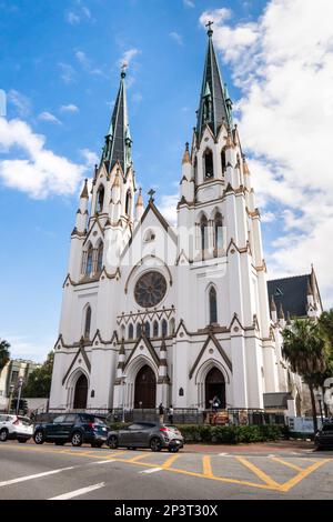 Savannah, Georgia - 19. Februar 2023: Außenansicht der St.-Dom-Basilika John der Täufer im historischen Viertel Savannah. Stockfoto