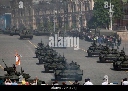 T-90A Main Battle Tanks verlassen den Roten Platz während der Moskauer Siegesparade. Stockfoto