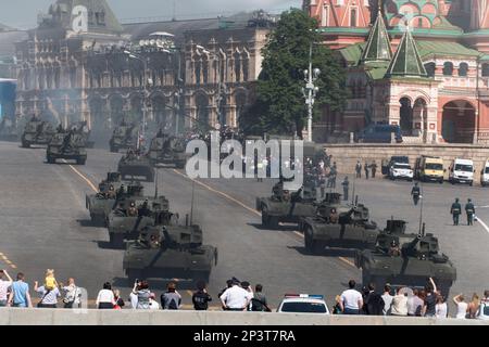 T-14 Armata Main Battle Tanks verlassen den Roten Platz während der Moskauer Siegesparade. Stockfoto