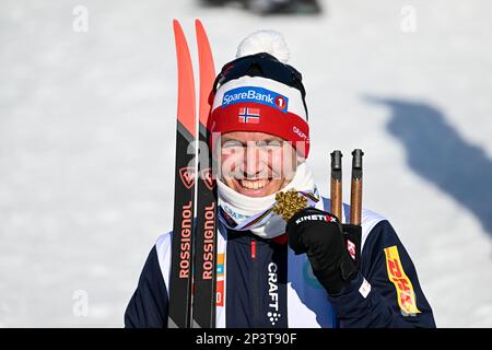 Planica, Slowenien. 05. März 2023. Paal Golberg aus Norwegen feiert nach dem Sieg des Men's Mass Start 50km Classic-Rennens bei den Nordic World Championships in Planica. Kredit: SOPA Images Limited/Alamy Live News Stockfoto