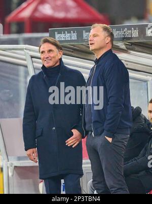 Bruno Labbadia, VFB-Cheftrainer, Fabian Wohlgemuth, Sportdirektor VFB im Spiel VFB STUTTGART - FC BAYERN MÜNCHEN 1-2 1. Deutsche Fußballliga am 18. Februar 2023 in Stuttgart. Staffel 2022/2023, Spieltag 23, 1.Bundesliga, 23.Spieltag © Peter Schatz / Alamy Live News - DFL-VORSCHRIFTEN VERBIETEN DIE VERWENDUNG VON FOTOS als BILDSEQUENZEN und/oder QUASI-VIDEO - Stockfoto