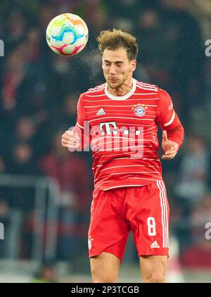 Leon GORETZKA, FCB 8 im Spiel VFB STUTTGART - FC BAYERN MÜNCHEN 1-2 1. Deutsche Fußballliga am 18. Februar 2023 in Stuttgart. Staffel 2022/2023, Spieltag 23, 1.Bundesliga, 23.Spieltag © Peter Schatz / Alamy Live News - DFL-VORSCHRIFTEN VERBIETEN DIE VERWENDUNG VON FOTOS als BILDSEQUENZEN und/oder QUASI-VIDEO - Stockfoto