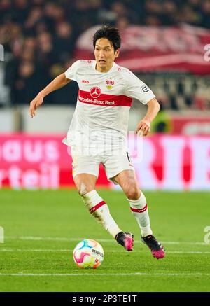 Genki Haraguchi, VFB 17 im Spiel VFB STUTTGART - FC BAYERN MÜNCHEN 1-2 1. Deutsche Fußballliga am 18. Februar 2023 in Stuttgart. Staffel 2022/2023, Spieltag 23, 1.Bundesliga, 23.Spieltag © Peter Schatz / Alamy Live News - DFL-VORSCHRIFTEN VERBIETEN DIE VERWENDUNG VON FOTOS als BILDSEQUENZEN und/oder QUASI-VIDEO - Stockfoto