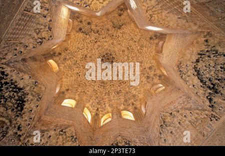 Detail der Kuppel in Sala de los Abencerrajes (Abencerrajes-Halle). Palast der Löwen. Nazarenpaläste. Alhambra, Granada. Andalusien, Spanien Stockfoto