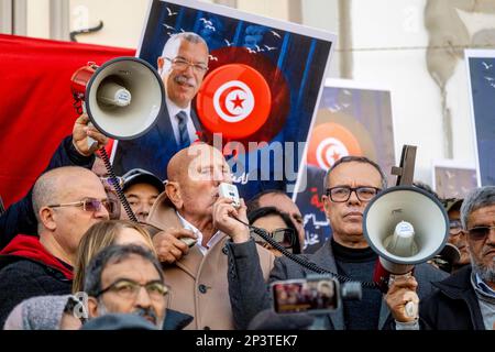 Trotz des Verbots durch die zuständigen Behörden fand in der Innenstadt von Tunis die Demonstration der Nationalen Heilsfront statt, um gegen die Festnahmen ihrer Führer in den letzten Wochen zu protestieren. Die Nationale Rettungsfront ist eine politische Koalition, die sich gegen den "Putsch" von Präsident Kais Saied vom 25. Juli 2021 ausspricht. Fast zweitausend Demonstranten versammelten sich schließlich vor dem Theater, um die Porträts der in den letzten Wochen auf Befehl des Präsidenten verhafteten Persönlichkeiten zu verbreiten. Najib Chebbi, Präsident der Heilsfront, verurteilte die willkürliche Politik des Präsidenten des Repu Stockfoto