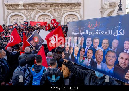 Trotz des Verbots durch die zuständigen Behörden fand in der Innenstadt von Tunis die Demonstration der Nationalen Heilsfront statt, um gegen die Festnahmen ihrer Führer in den letzten Wochen zu protestieren. Die Nationale Rettungsfront ist eine politische Koalition, die sich gegen den "Putsch" von Präsident Kais Saied vom 25. Juli 2021 ausspricht. Fast zweitausend Demonstranten versammelten sich schließlich vor dem Theater, um die Porträts der in den letzten Wochen auf Befehl des Präsidenten verhafteten Persönlichkeiten zu verbreiten. Najib Chebbi, Präsident der Heilsfront, verurteilte die willkürliche Politik des Präsidenten des Repu Stockfoto