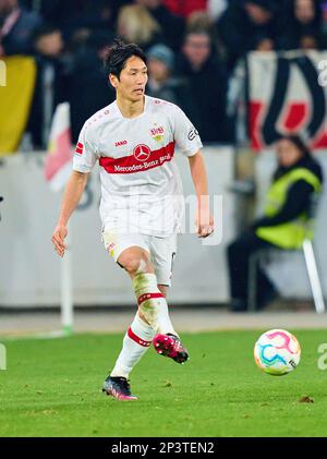 Genki Haraguchi, VFB 17 tritt um den Ball an, Tackle, Duell, Header, Zweikampf, Action, Fight Against Leroy SANE, FCB 10 im Spiel VFB STUTTGART - FC BAYERN MÜNCHEN 1-2 1. Deutsche Fußballliga am 18. Februar 2023 in Stuttgart. Staffel 2022/2023, Spieltag 23, 1.Bundesliga, 23.Spieltag © Peter Schatz / Alamy Live News - DFL-VORSCHRIFTEN VERBIETEN DIE VERWENDUNG VON FOTOS als BILDSEQUENZEN und/oder QUASI-VIDEO - Stockfoto