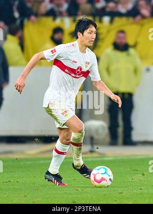 Genki Haraguchi, VFB 17 tritt um den Ball an, Tackle, Duell, Header, Zweikampf, Action, Fight Against Leroy SANE, FCB 10 im Spiel VFB STUTTGART - FC BAYERN MÜNCHEN 1-2 1. Deutsche Fußballliga am 18. Februar 2023 in Stuttgart. Staffel 2022/2023, Spieltag 23, 1.Bundesliga, 23.Spieltag © Peter Schatz / Alamy Live News - DFL-VORSCHRIFTEN VERBIETEN DIE VERWENDUNG VON FOTOS als BILDSEQUENZEN und/oder QUASI-VIDEO - Stockfoto