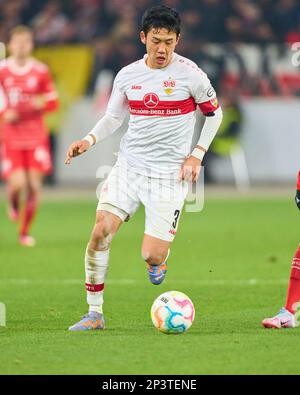 Wataru ENDO, VFB 3, im Spiel VFB STUTTGART - FC BAYERN MÜNCHEN 1-2 1. Deutsche Fußballliga am 18. Februar 2023 in Stuttgart. Staffel 2022/2023, Spieltag 23, 1.Bundesliga, 23.Spieltag © Peter Schatz / Alamy Live News - DFL-VORSCHRIFTEN VERBIETEN DIE VERWENDUNG VON FOTOS als BILDSEQUENZEN und/oder QUASI-VIDEO - Stockfoto