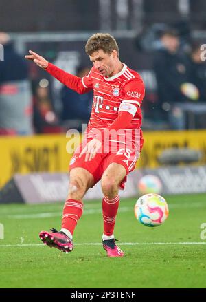 Thomas MUELLER, MÜLLER, FCB 25 kämpfen um den Ball, Tackling, Duell, Header, zweikampf, Action, Fight Against Leroy SANE, FCB 10 im Spiel VFB STUTTGART - FC BAYERN MÜNCHEN 1-2 1. Deutsche Fußballliga am 18. Februar 2023 in Stuttgart. Staffel 2022/2023, Spieltag 23, 1.Bundesliga, 23.Spieltag © Peter Schatz / Alamy Live News - DFL-VORSCHRIFTEN VERBIETEN DIE VERWENDUNG VON FOTOS als BILDSEQUENZEN und/oder QUASI-VIDEO - Stockfoto