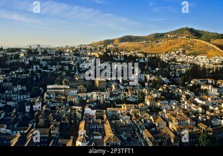 Albaicin Bezirk von der Alhambra, Granada gesehen. Andalusien, Spanien Stockfoto