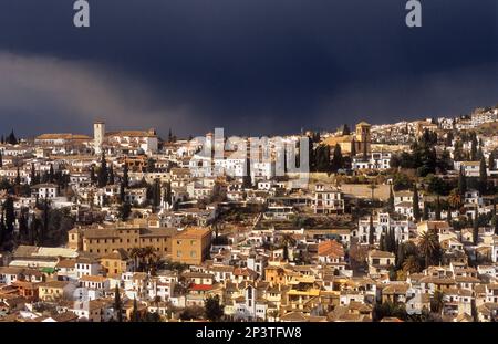 Albaicin Bezirk von der Alhambra, Granada gesehen. Andalusien, Spanien Stockfoto