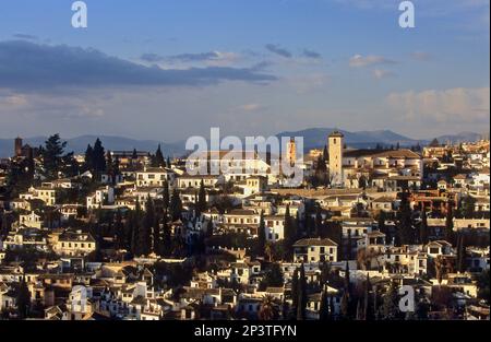 Albaicin Bezirk von der Alhambra, Granada gesehen. Andalusien, Spanien Stockfoto