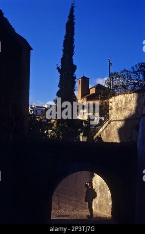 Callejón de Las Monja, im Hintergrund San Cristobal Kirche. Albaicín Viertel. Granada, Andalusien, Spanien Stockfoto