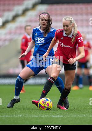 Leigh Sport Village, Leigh, Greater Manchester, England, 5. März 2023. United’s Millie Turner verfolgt von Leicester Captain Sam Tierney während des Manchester United Women Football Club V Leicester City Women Football Club in der Women’s Super League (Bild: ©Cody Froggatt/Alamy Live News) Stockfoto