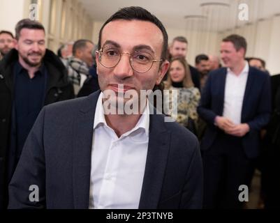 05. März 2023, Hessen, Frankfurt/Main: Mike Josef (SPD) betritt das Frankfurter Römer Rathaus nach den Bürgermeisterwahlen. Beide werden am 26. März 2023 in die abgeschlossene Wahl gehen. Etwa 509.000 Einwohner Frankfurts wurden aufgefordert, einen neuen Stadtführer zu wählen. Foto: Boris Roessler/dpa Stockfoto