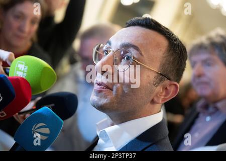 05. März 2023, Hessen, Frankfurt/Main: Mike Josef (SPD) spricht mit Journalisten nach den Bürgermeisterwahlen im Frankfurter Römer Rathaus. Beide werden am 26. März 2023 in die abgeschlossene Wahl gehen. Etwa 509.000 Einwohner Frankfurts wurden aufgefordert, einen neuen Stadtführer zu wählen. Foto: Boris Roessler/dpa Stockfoto